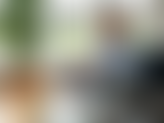 En kvinna sitter i väntrummet och väntar på att bli kallad in till sin konsultation.