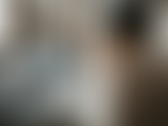 En kvinna tvättar ansiktet i det lilla badrummet inför sin behandling.