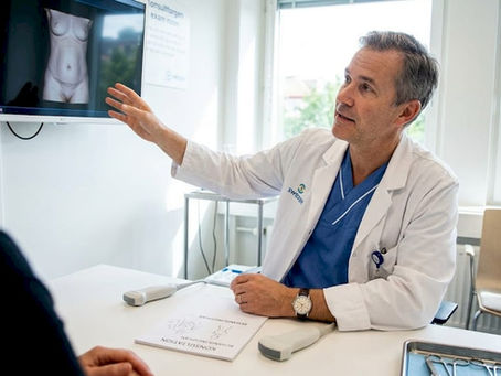 En kirurg samtalar med en patient på en modern mottagning.