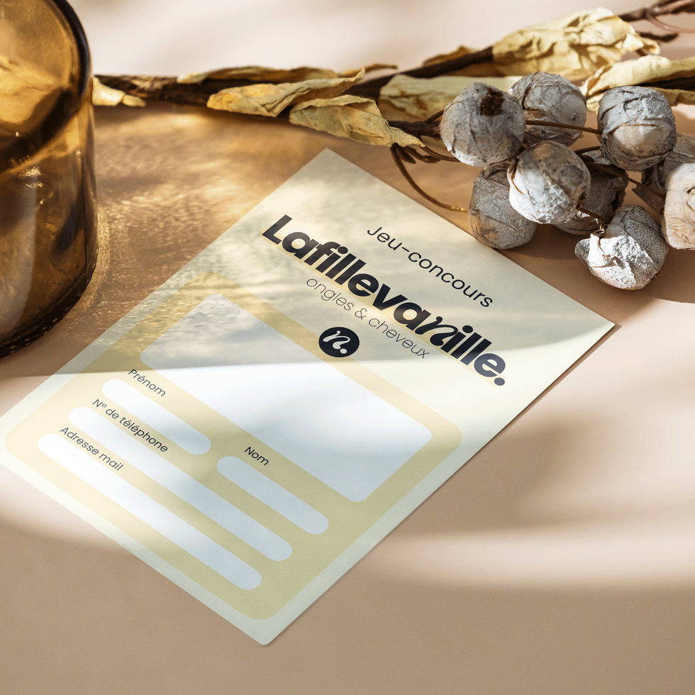 Formulaire de jeu-concours LaFilleVanille posé sur une table.