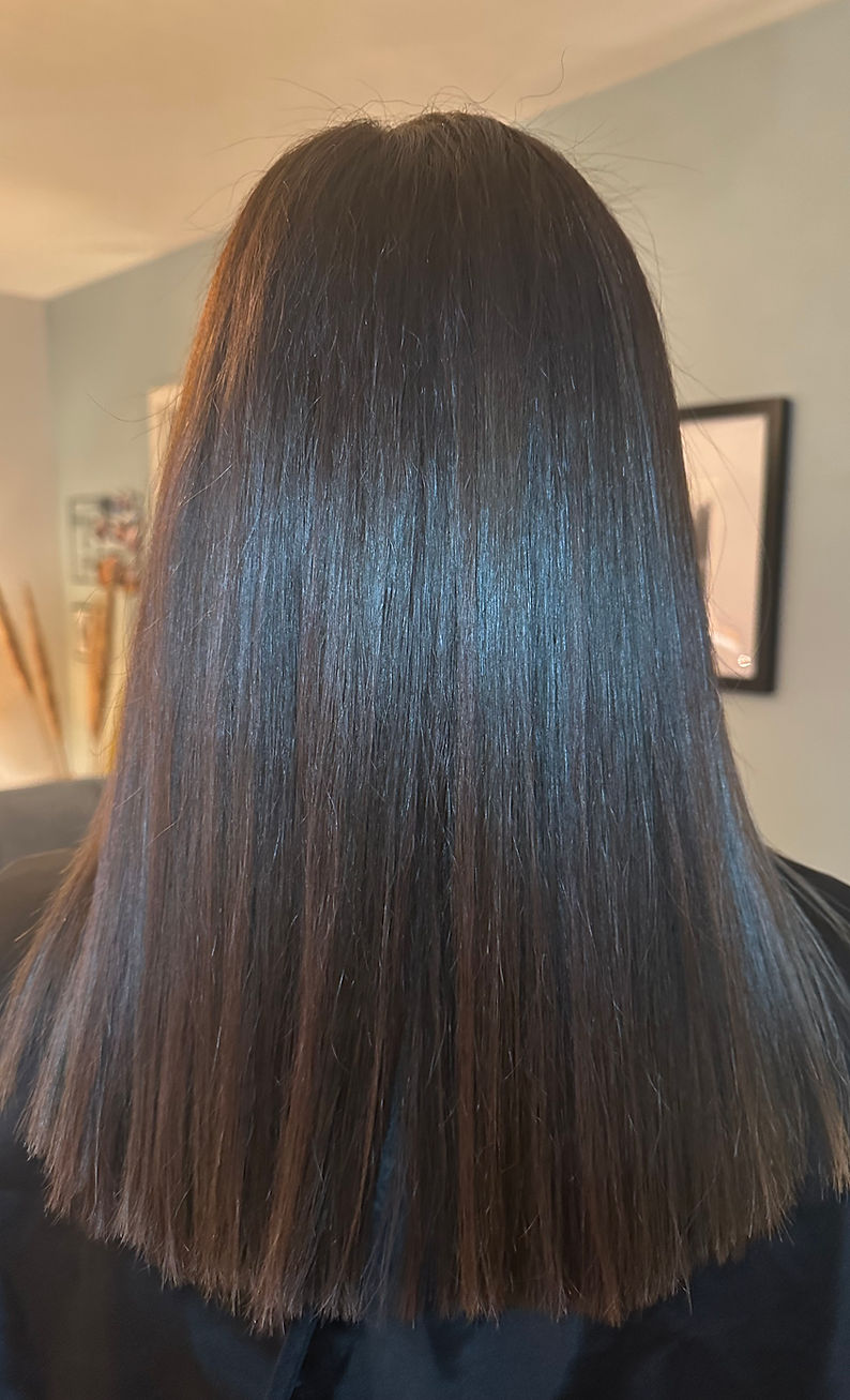 Cheveux longs, raides et brillants vus de dos.