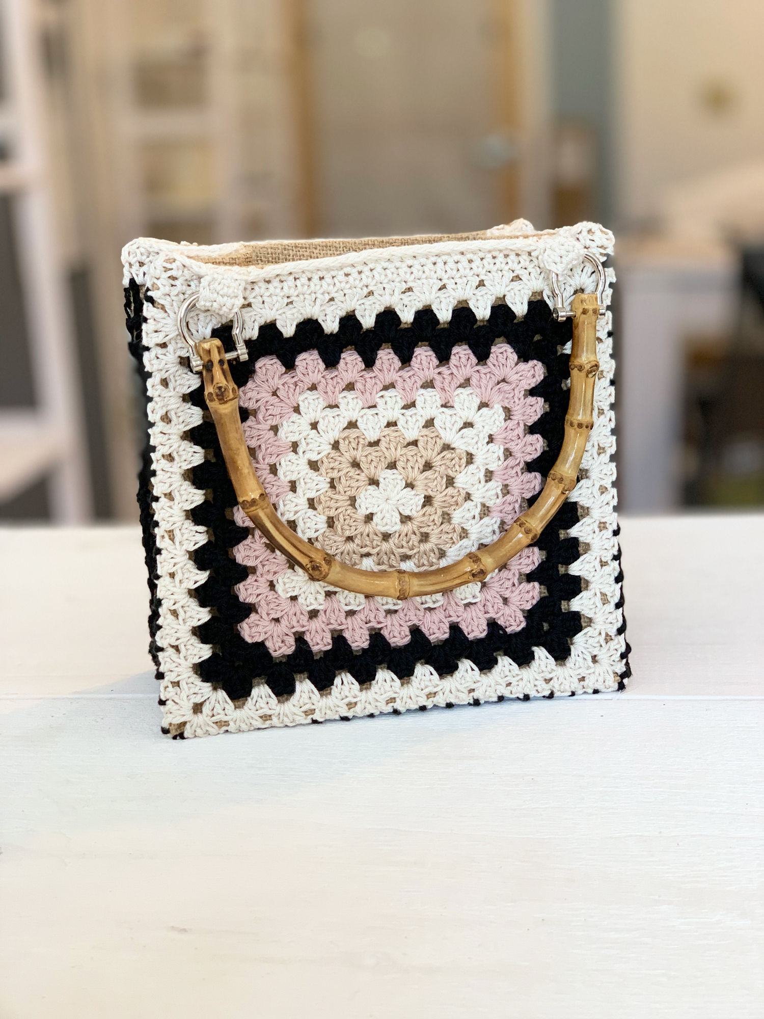charming 100% cotton crochet bag. Perfect for any occasion!
Square pattern: Antique pink, white, beige and black.
Bamboo handles. Inside pocket and internal magnetic snaps.
It measures 8 x 8 in. At Lapin Curiosities.