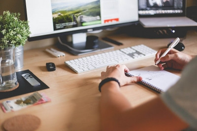 Can’t Stop Clicking? Here’s How to Beat “Infomania”