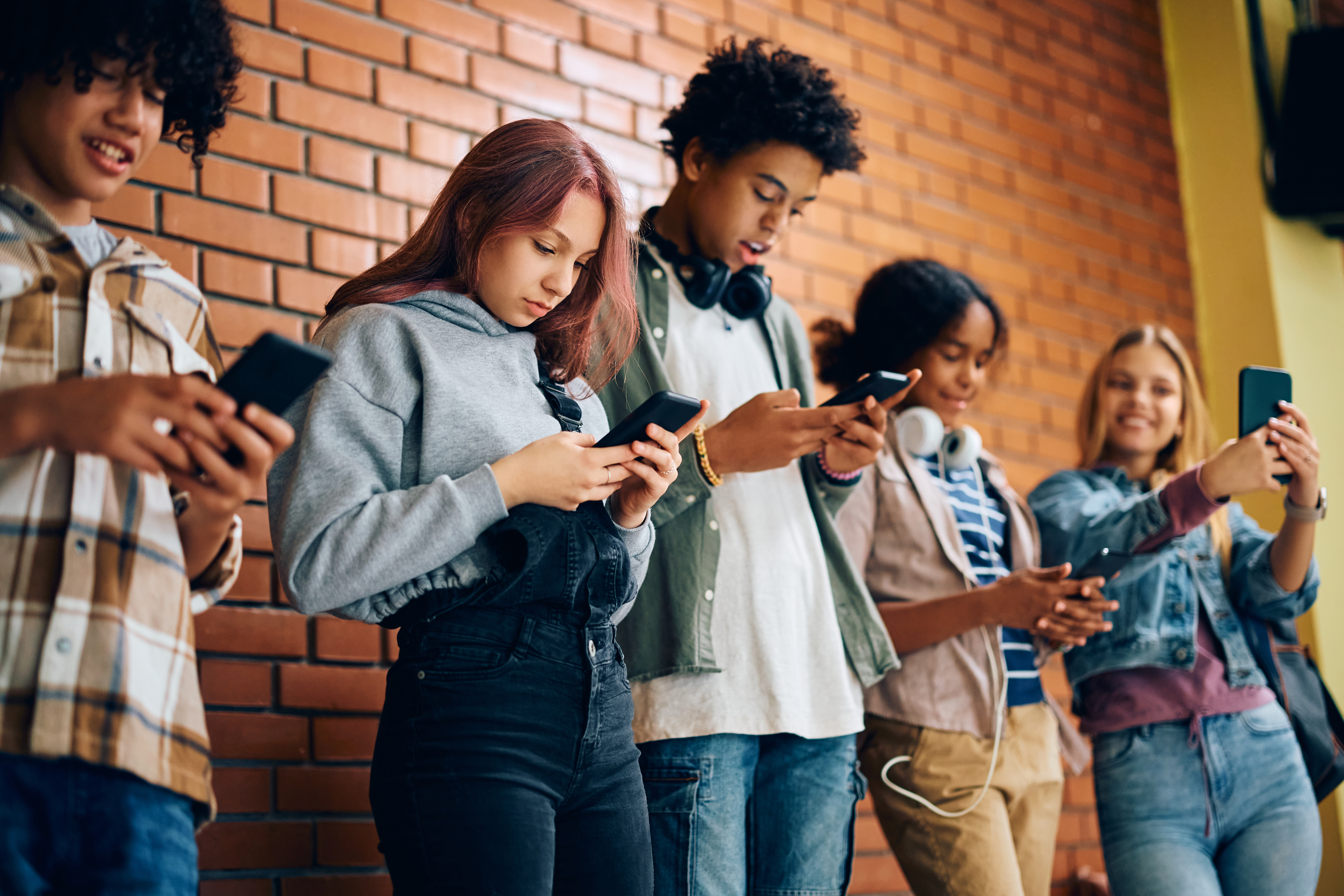 How “Texting Posture” Is Reshaping the Spines of Gen Z