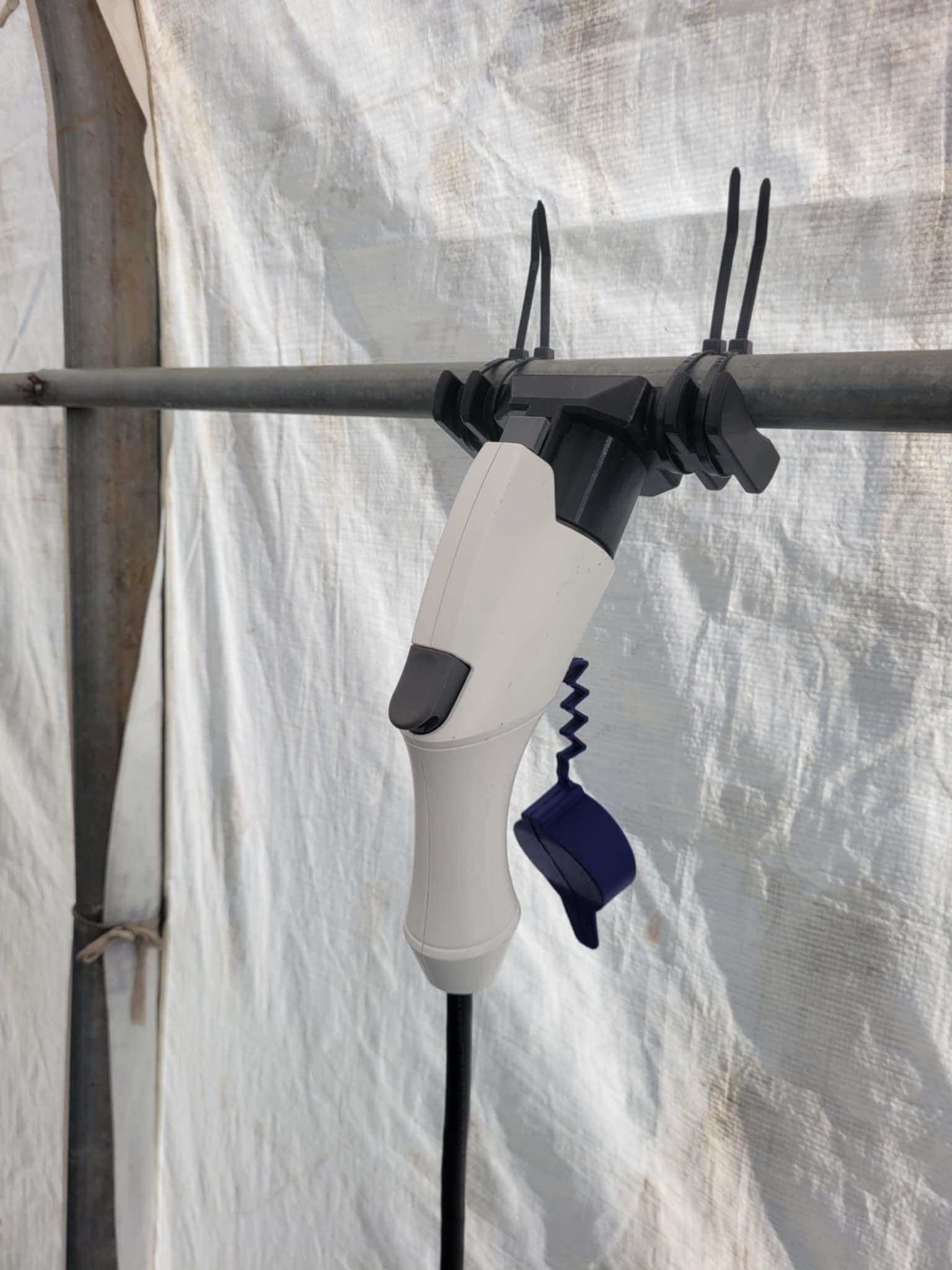 Support pour prise SAE J1772 pour abris tempo.