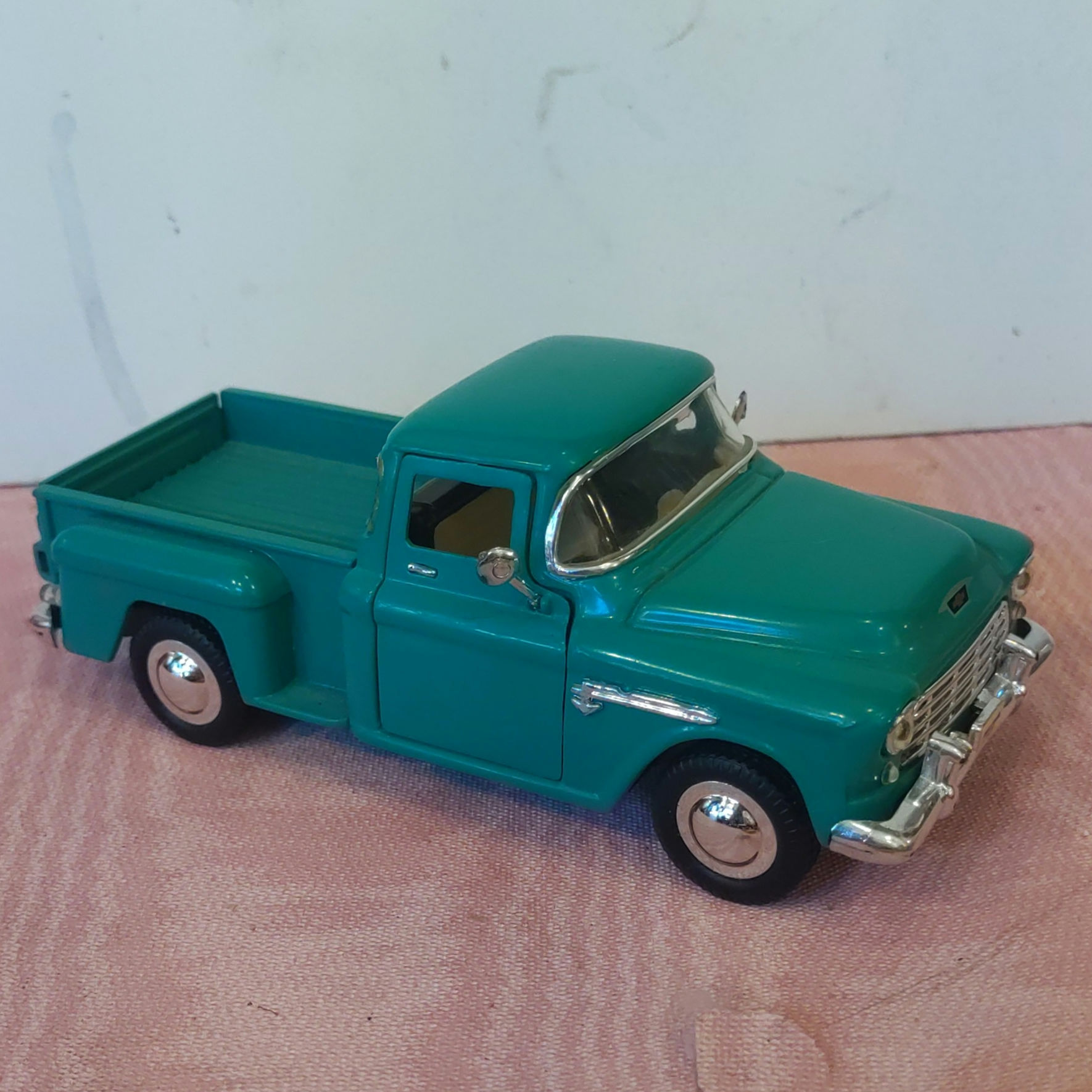 Model Truck 1955 Chevrolet
Step-Side Diecast 1:28 Aqua Truck w/
Working Door