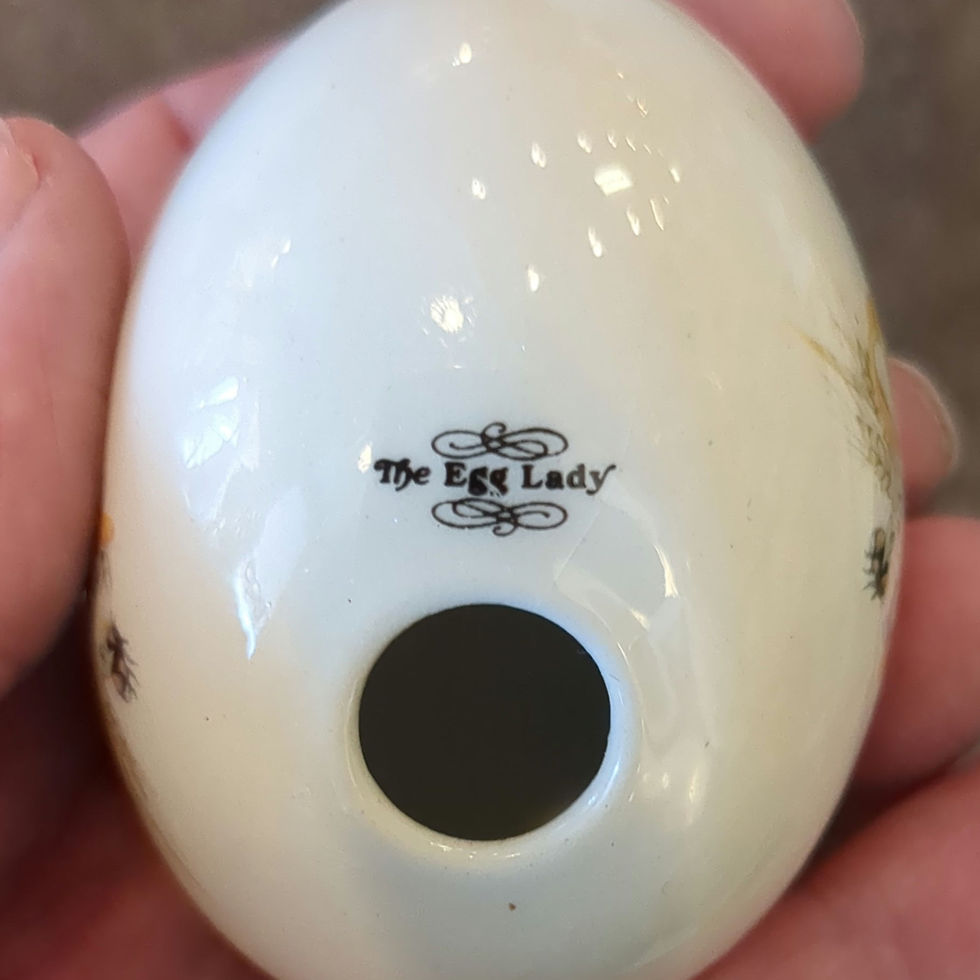 Miniatura: Vintage The Egg Lady Mouse in Dress Holding Baby Bird Porcelain Decorative Egg