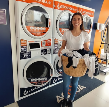 jovem utilizando a lavanderia
