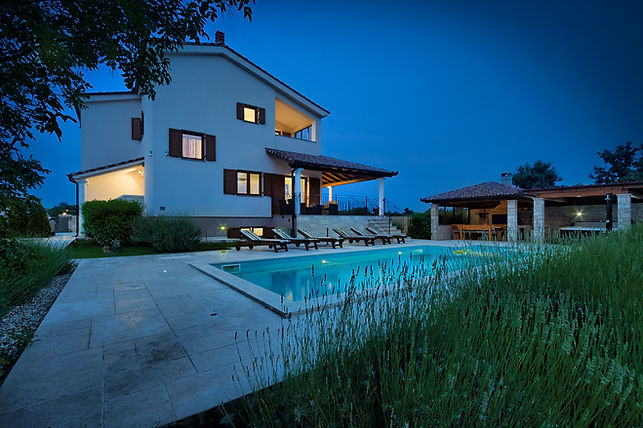 ATRATIVNA VILA S BAZENOM I MINIGOLFOM