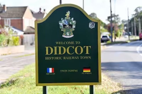 Didcot town sign.