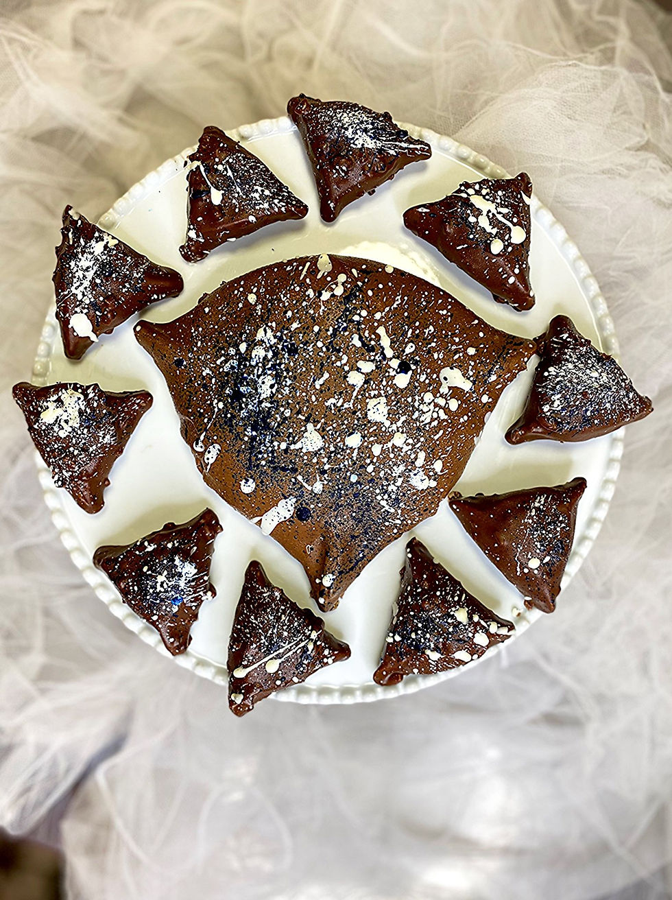 אוזני המן ענקיות במילוי קרם פיסטוק ודובדבני אמרנה