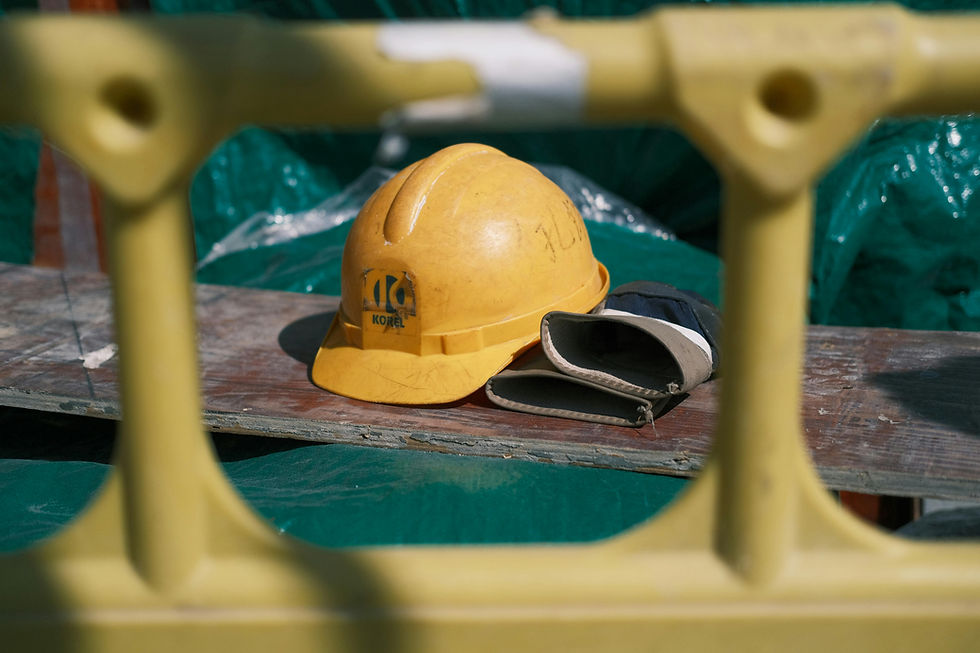 Casque jaune avec l'inscription « KOREL »