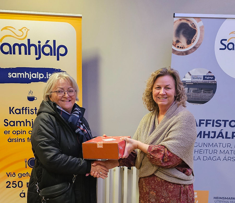 Elín Theodóra tekur við vinningnum úr hendi Guðrúnar Ágústu framkvæmdastjóra Samhjálpar.
