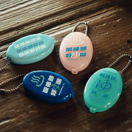 橢圓形零錢包，印有帥哥圖案，輕巧可掛式設計。