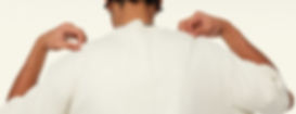 一位穿著白色 T 恤的人拉起衣服背面,象徵開始製作專屬客製化商品的概念圖