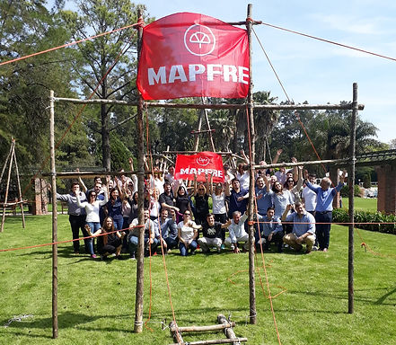 Equipo empresarial festejando