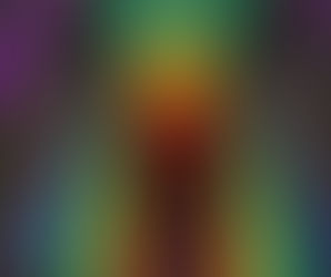 Igreja iluminada com as cores de uma ideologia