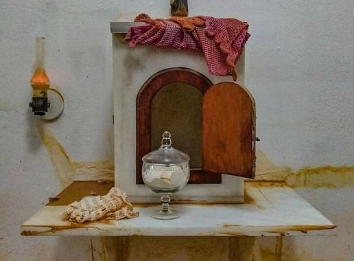 Hóstias consagradas permanecem intactas após Sacrário ser coberto por enchente