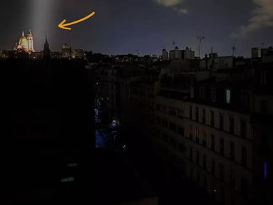 Nas Olimpíadas, Paris fica em trevas mas BASÍLICA DO SAGRADO CORAÇÃO permanece iluminada.