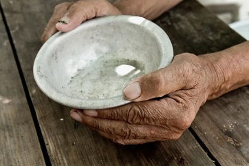 O Terceiro Selo será revelado quando o homem lutar por alimento, quando a fome apoderar-se da humanidade.