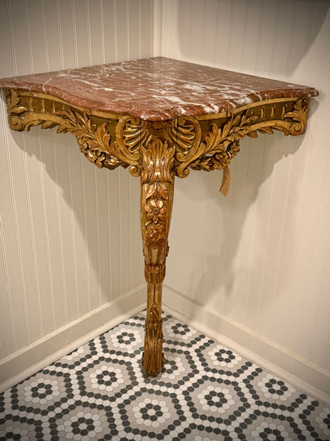 Antique French Early 19th Century Louis XV Style Carved Giltwood Corner Console with Brèche Rouge du Languedoc Marble Top 

