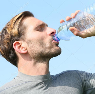 גבר שותה מים בהצלחה