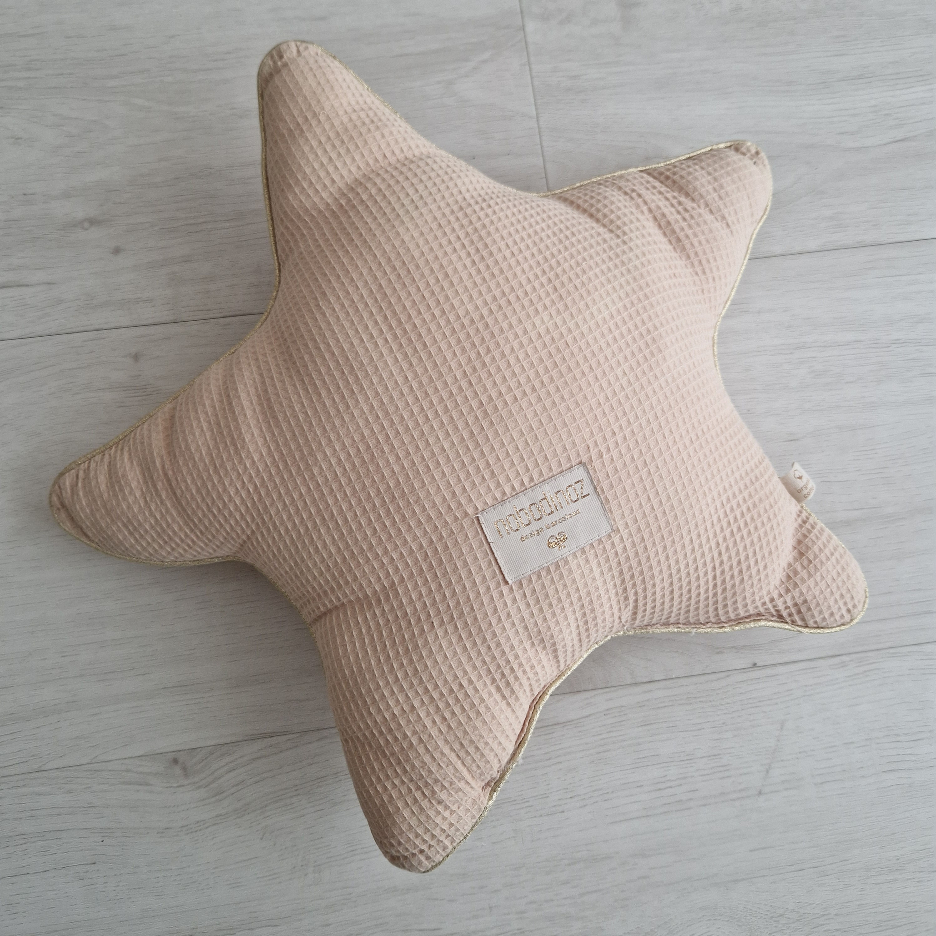 A VENDRE - V001512 - Coussin Aristote rose pâle Nobodinoz valeur 24 CHF