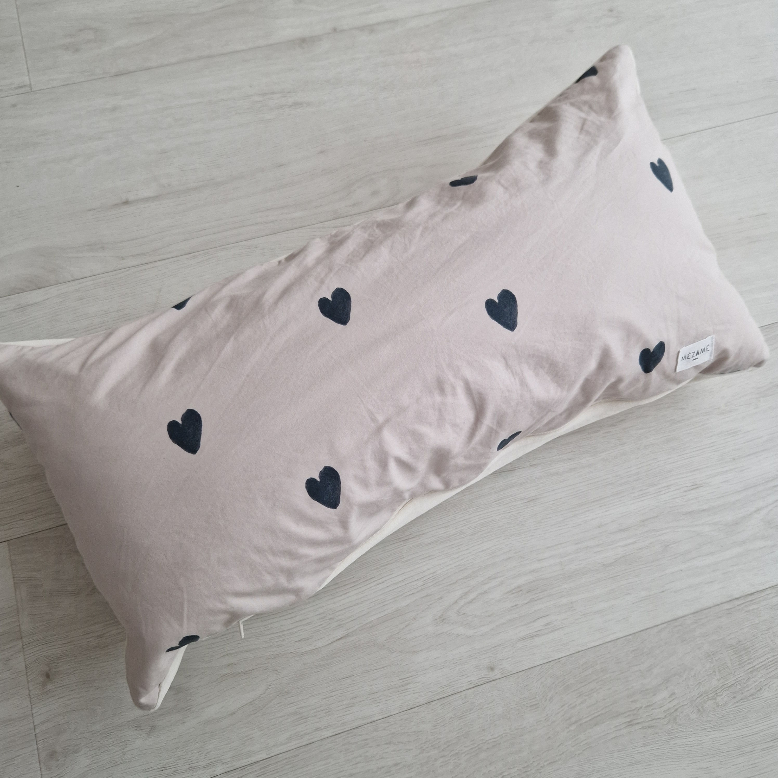 A VENDRE - V001485 - Coussin +One Love Affair Cray valeur 30 CHF