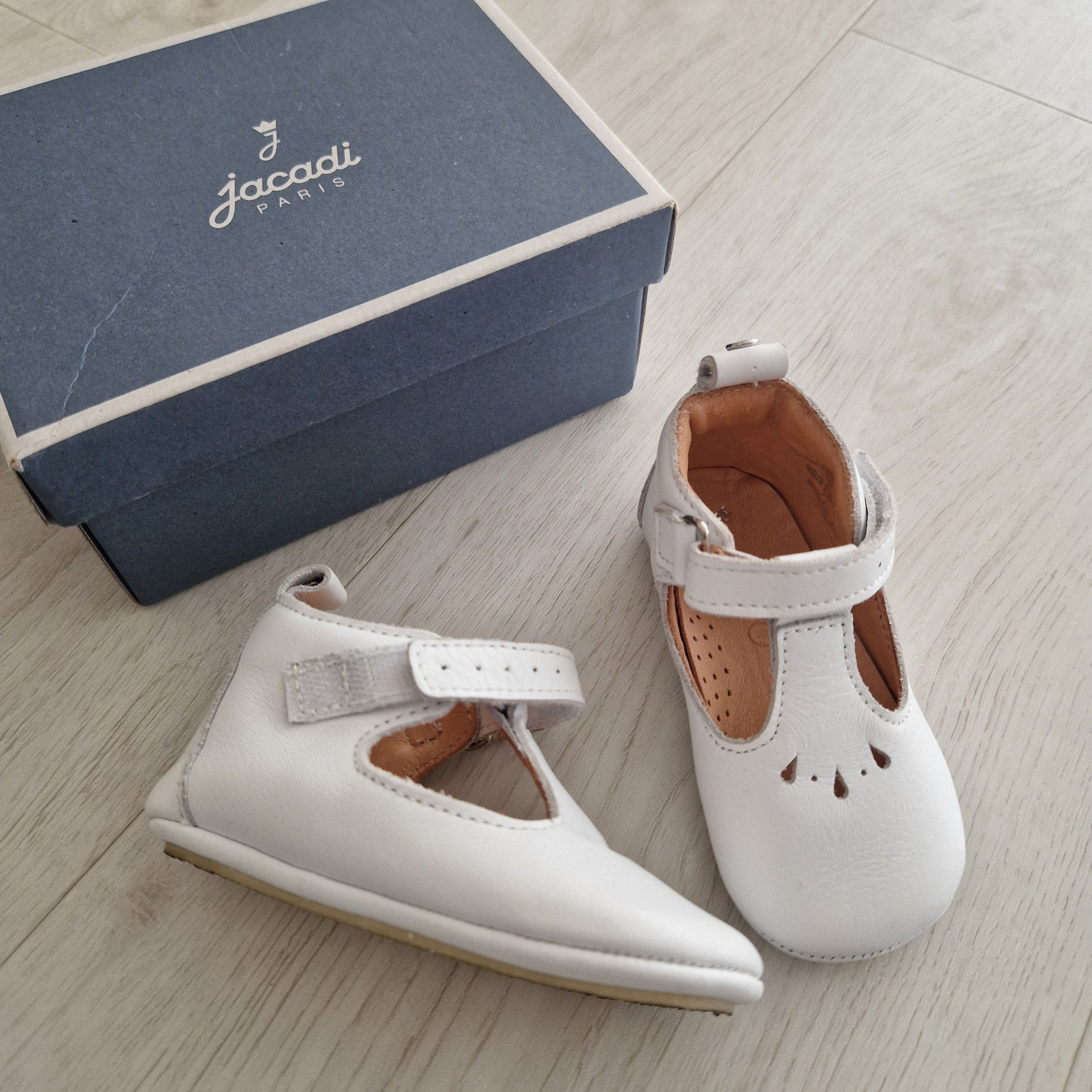 A VENDRE - V001260 - Chaussures blanches 1er pas P20 Jacadi valeur 49 CHF