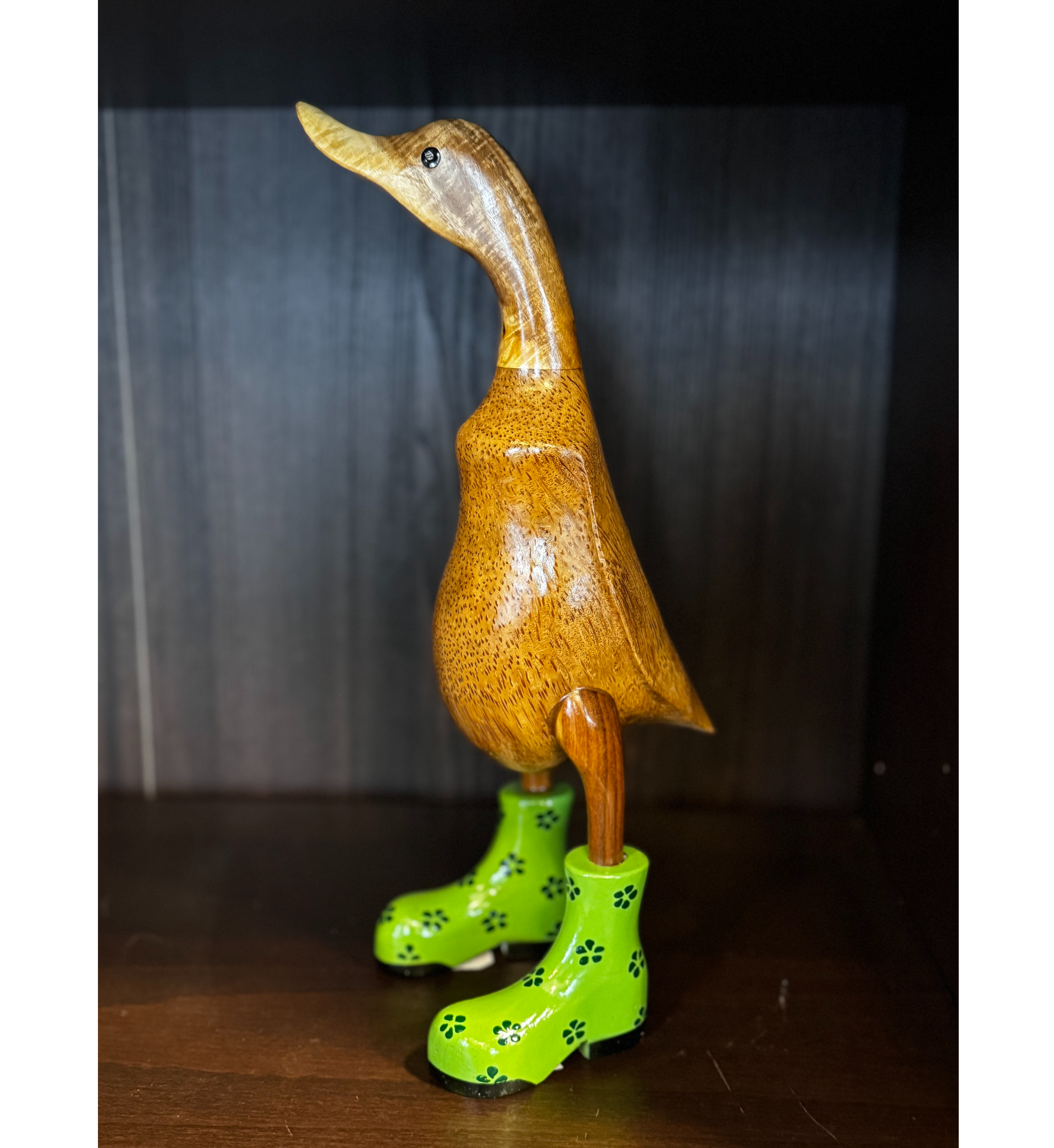 Drvena patka u čizmama