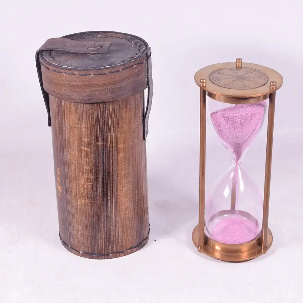 Mesingani pješćani sat s kožnom torbom