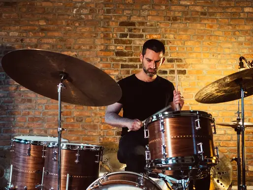 Steve Lyman – SIGNAL TO BURNING: Tak Bije Serce maszyny