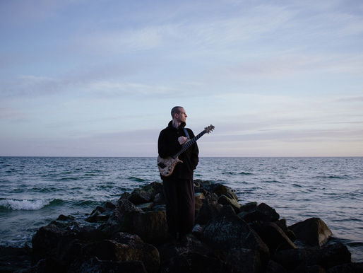 bassic chill - „Waves”. Ciche fale w Czasach Zgiełku