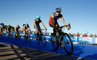 El español Mario Mola gana el triatlón de Abu Dabi