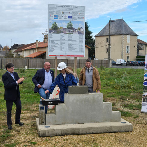 pose de la première pierre cinema de gençay ©moreau lathus bâtiment