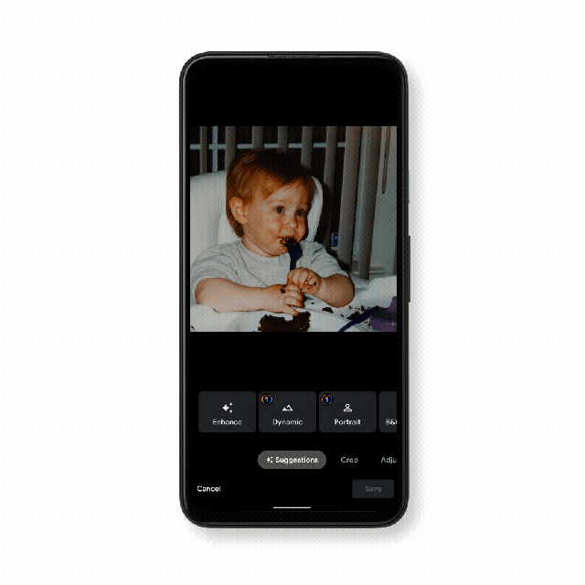 GIF animata che mostra un telefono con una vecchia foto di un bambino mentre viene applicata l'impostazione Luce ritratto per migliorare l'illuminazione.