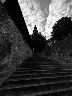 Photographie mit Blick über eine Treppe auf eine Kirche, zeitlos in schwarz weiß
