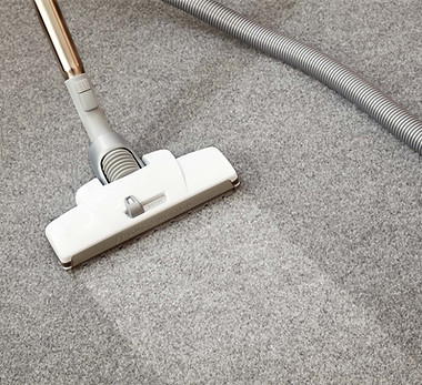 Passer l'aspirateur sur un tapis