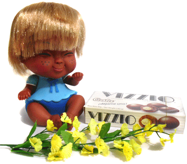 ALCANCÍA DECORATIVA DE JEBE EN FORMA DE MUÑECA