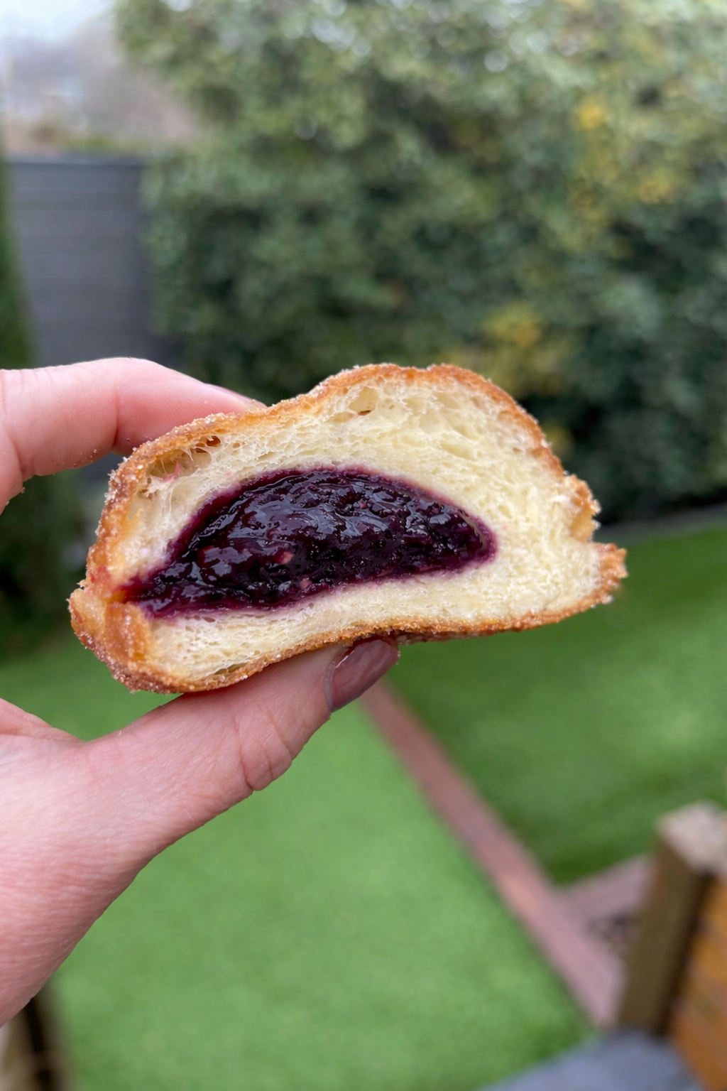 Beignet fourré de confiture de cassis.