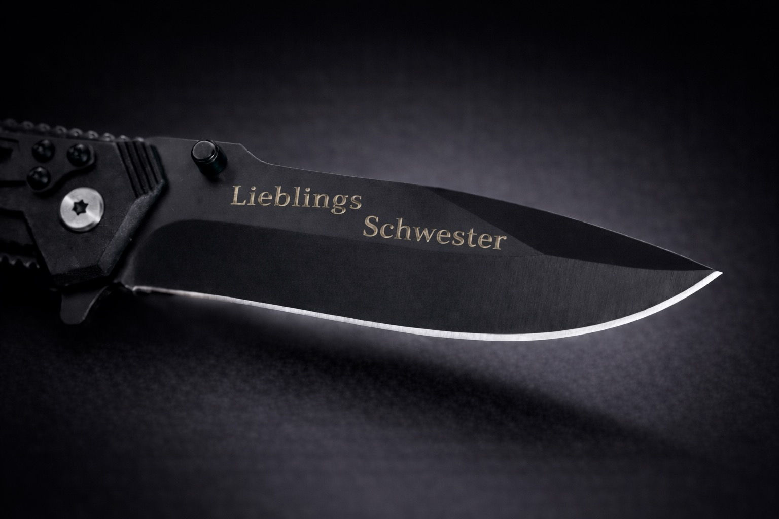 Schwarzes Taschenmesser mit der Gravur „Lieblingsschwester“ auf der Klinge, hochwertig verarbeitet
