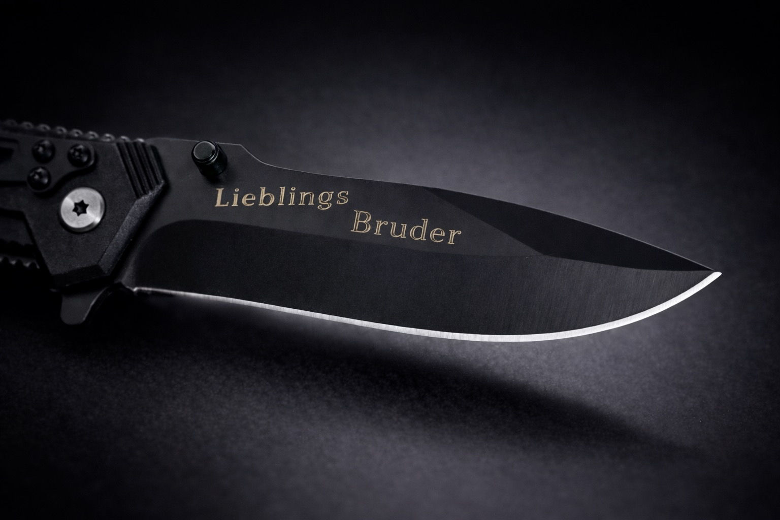 Schwarzes Taschenmesser mit edler Gravur „LieblingsBruder“ auf der Klinge.