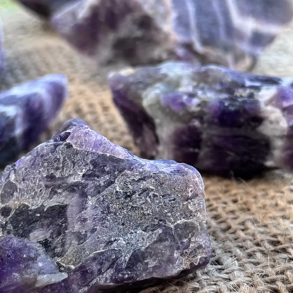 Miniaturbild: Traum Amethyst Rohsteine Detail – Chevron Zeichnung mit hellen Adern, unbehandelt