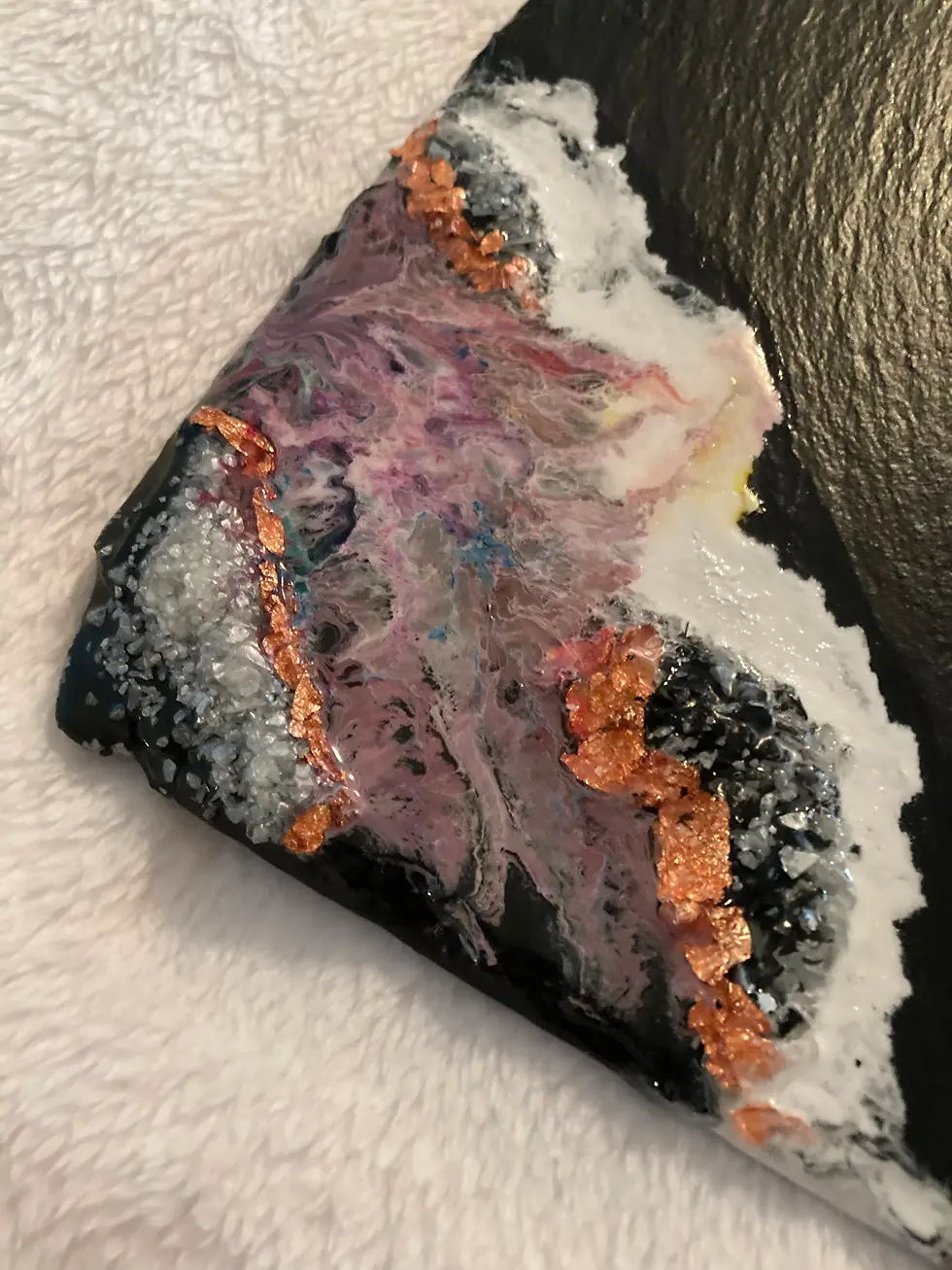 Miniaturbild: Close-up der farbigen Epoxidharz-Ecke einer schwarzen Schieferplatte, einzigartige Servierplatte als Brotzeitplatte