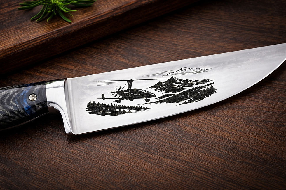 Speziell graviertes Messer für einen Gyrocopter-Piloten, dekoriert mit einer Landschaftsszene, die einen Gyrocopter über Bergen und Wäldern zeigt.