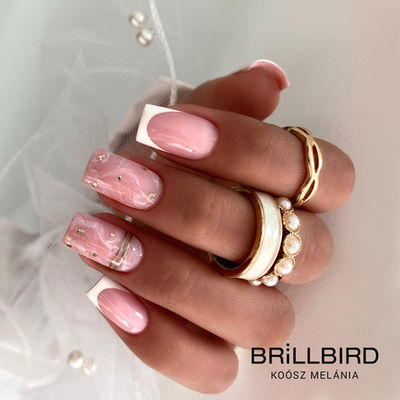 Elegant pink nails with gold accents and rings Brillbird by Koósz Melánia