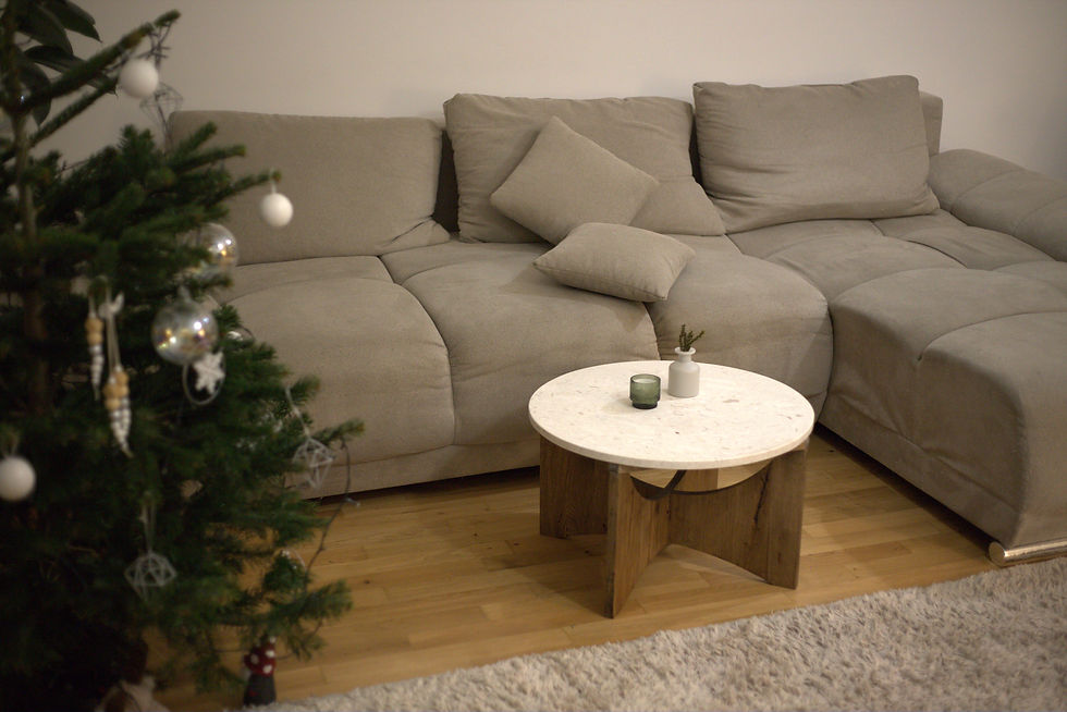 Thumbnail: Couchtisch rotunda Crema Perla aus Naturstein und Massivholz Eiche