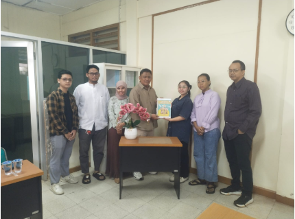 PENYERAHAN SIMBOLIS HASIL KARYA TULIS MAHASISWA KE LPPM TANDAI KOMITMEN PENGUATAN LITERASI KAMPUS