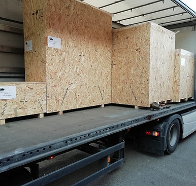 Imballaggio presso la sede 2B Imballaggi, con cassa in legno preparata per la spedizione