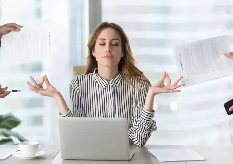 iş yerinde masa başında meditasyon yapan motivasyon yüksek bir kadın